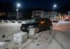Notte movimentata a Pollegio: un’auto si schianta contro i blocchi di granito della piazza, nessun ferito